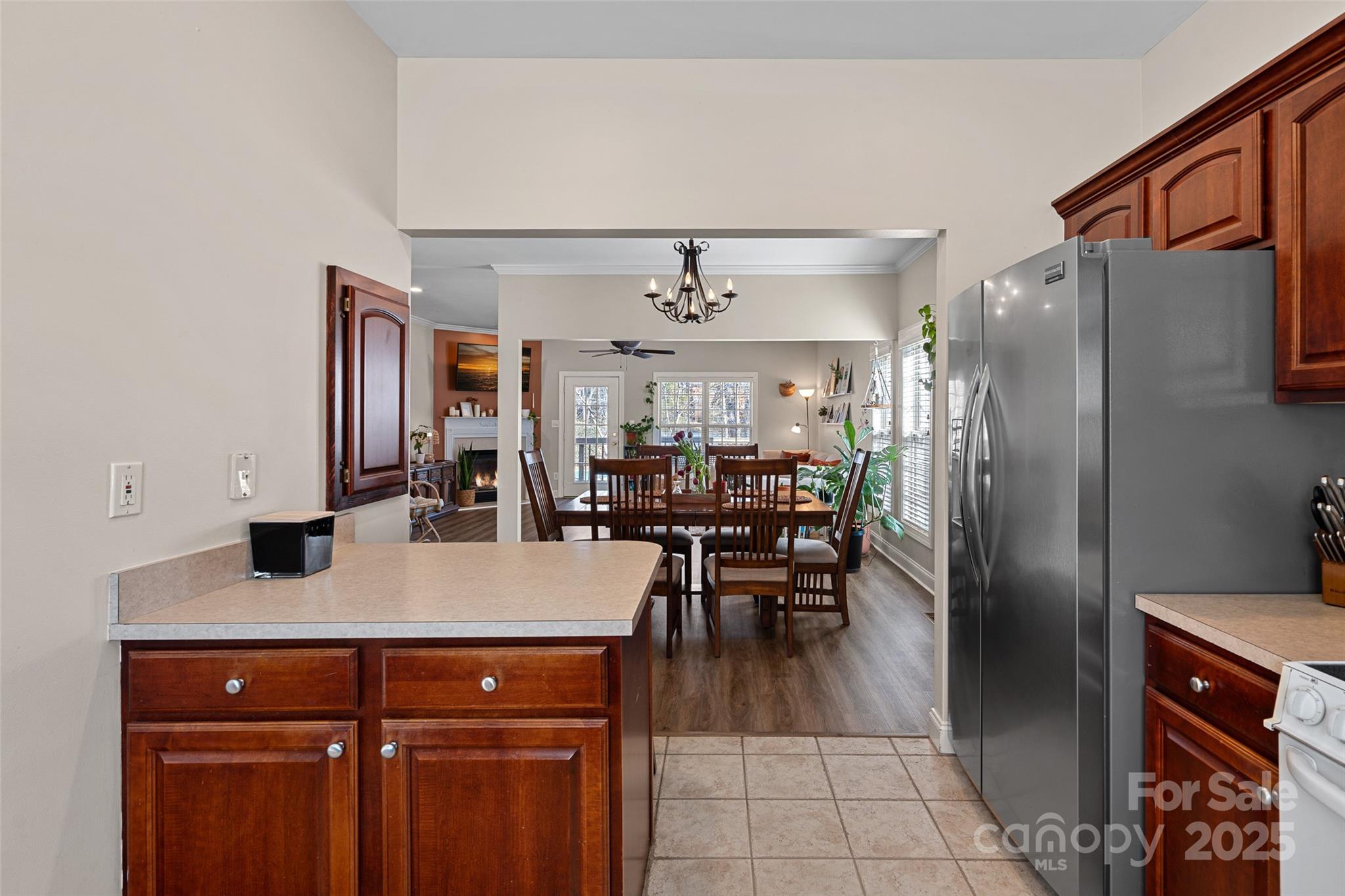 653 Camrose Circle NE