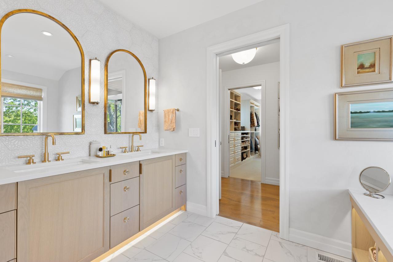 2847 E Lake Of The Isles Parkway