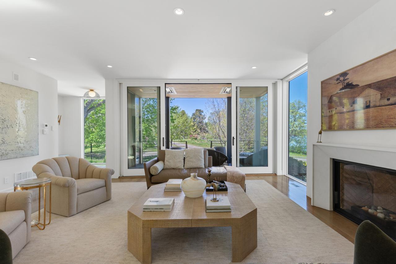 2847 E Lake Of The Isles Parkway