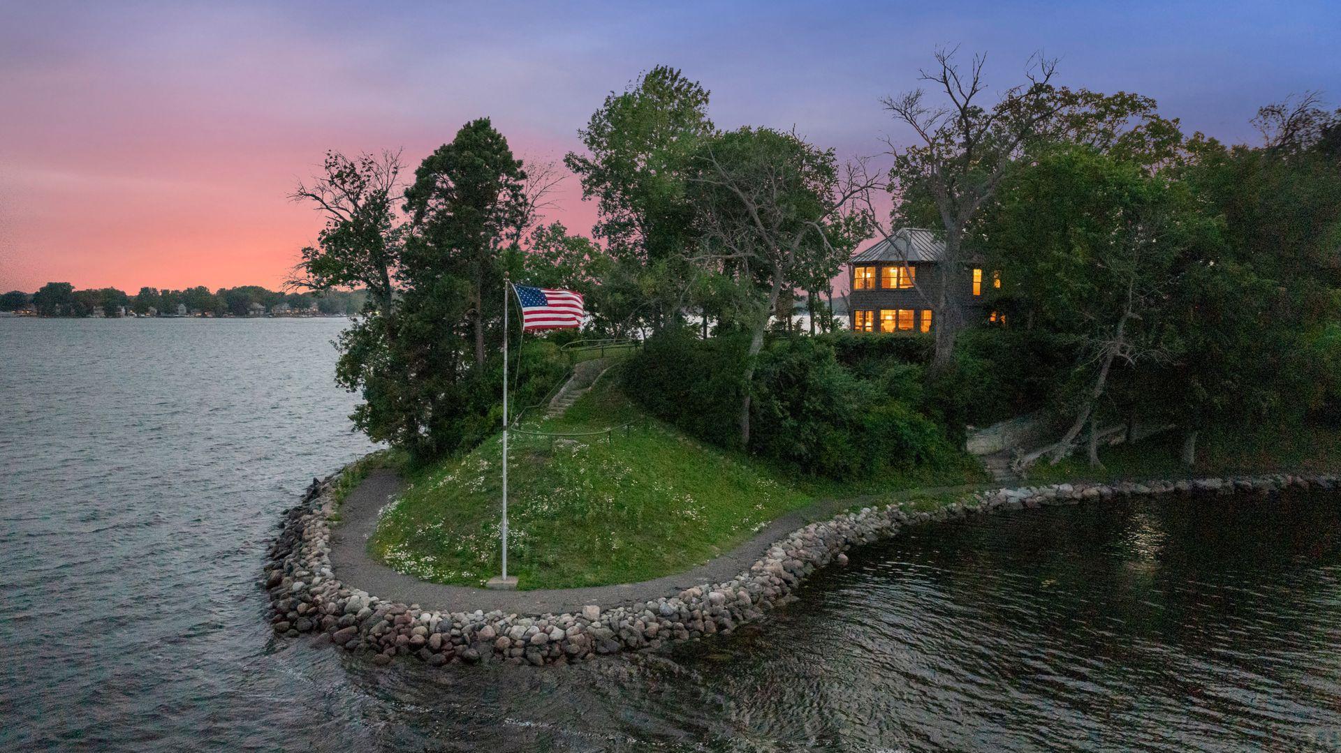 1000 Gale Island