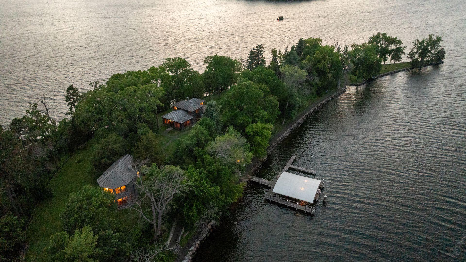 1000 Gale Island