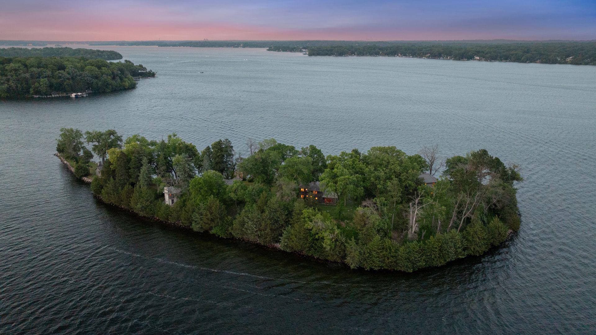 1000 Gale Island