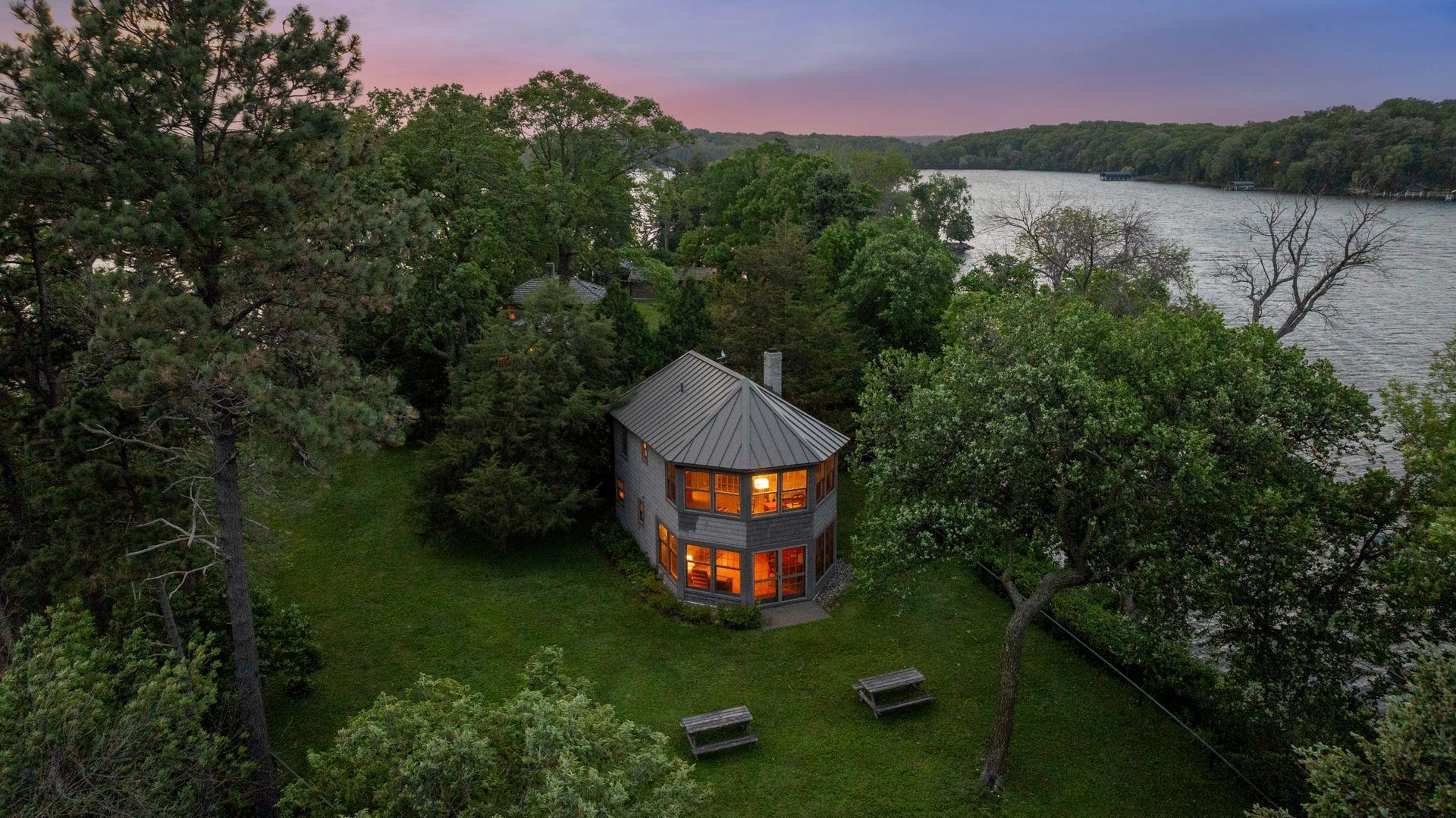 1000 Gale Island