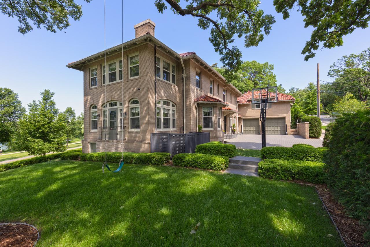 2119 E Lake Of The Isles Parkway