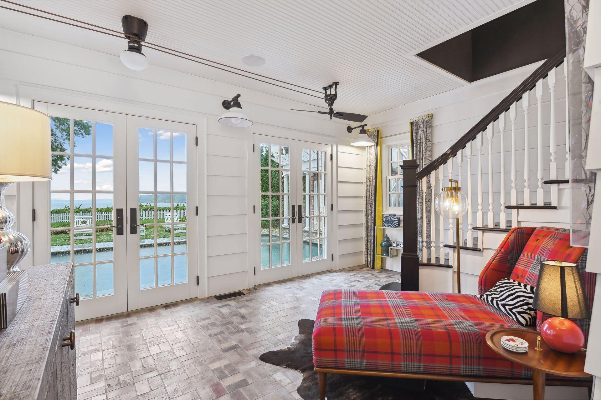 20100 Lakeview Avenue