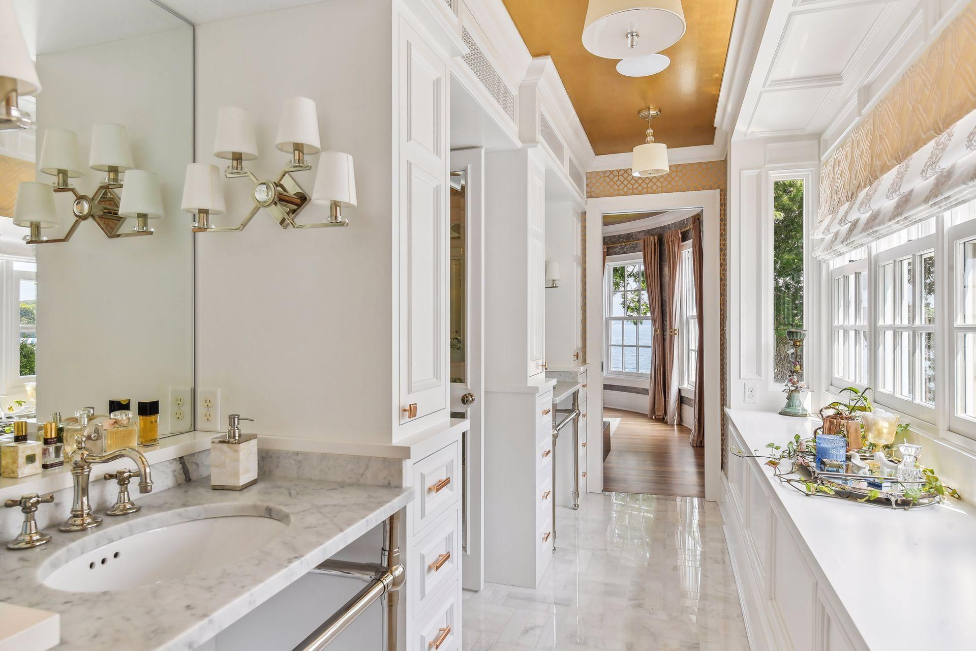 20100 Lakeview Avenue