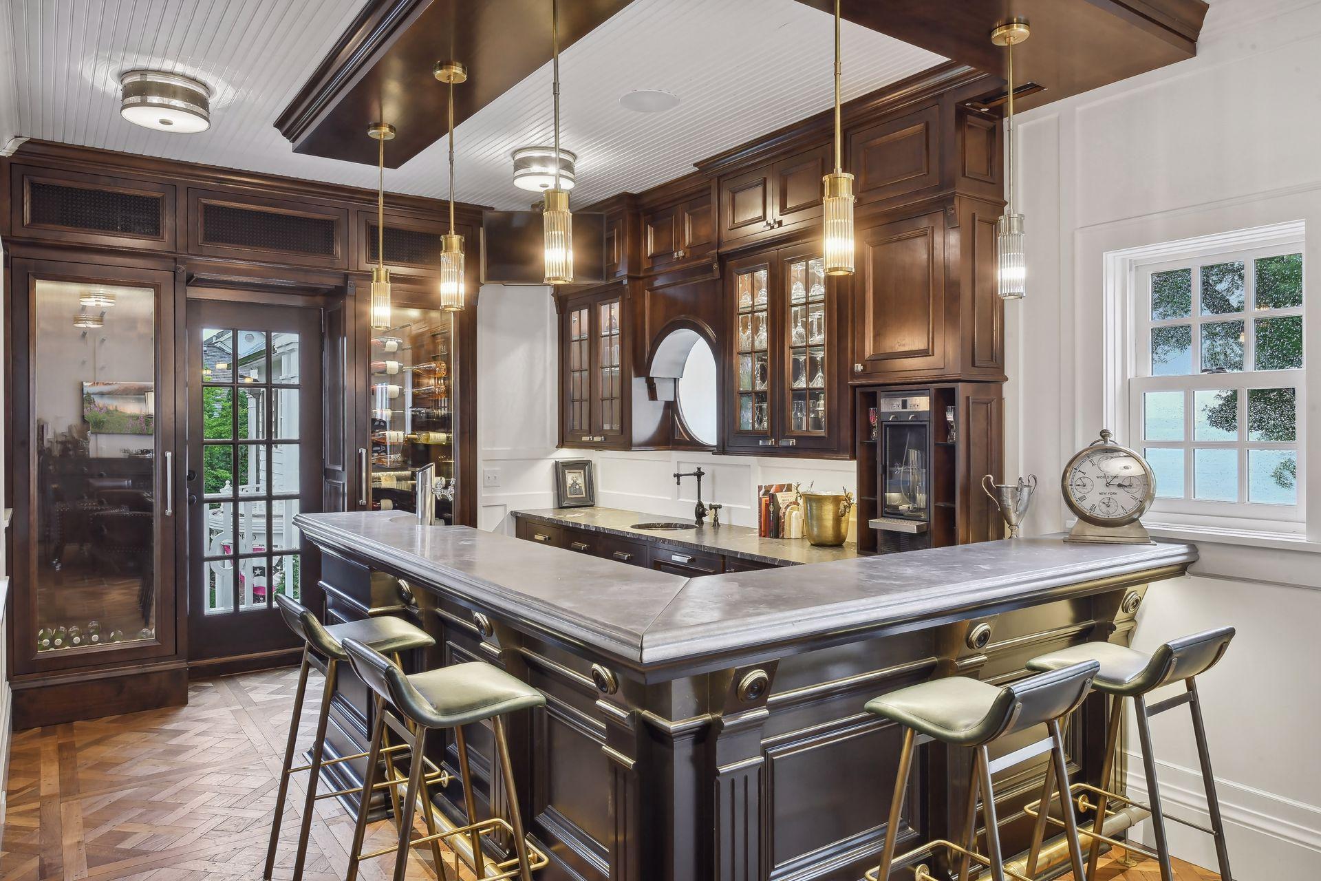 20100 Lakeview Avenue