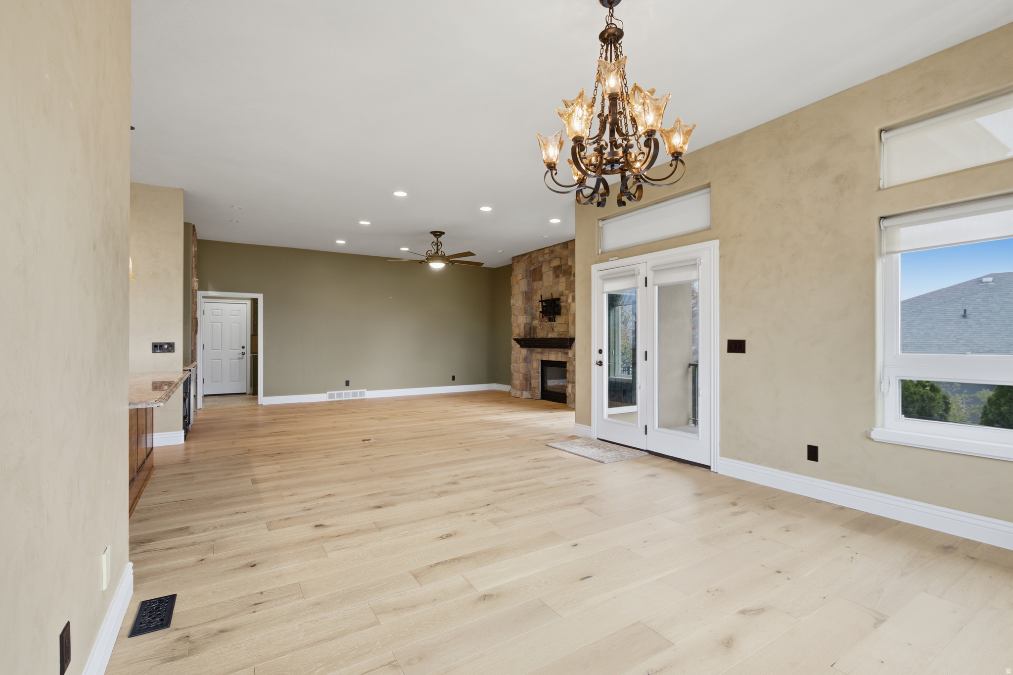 1107 N TWICKENHAM DR