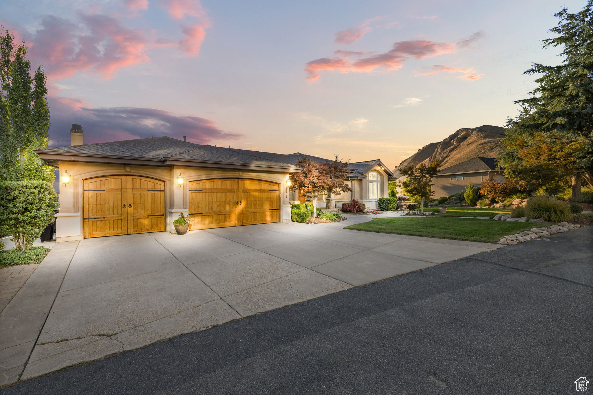 1107 N TWICKENHAM DR