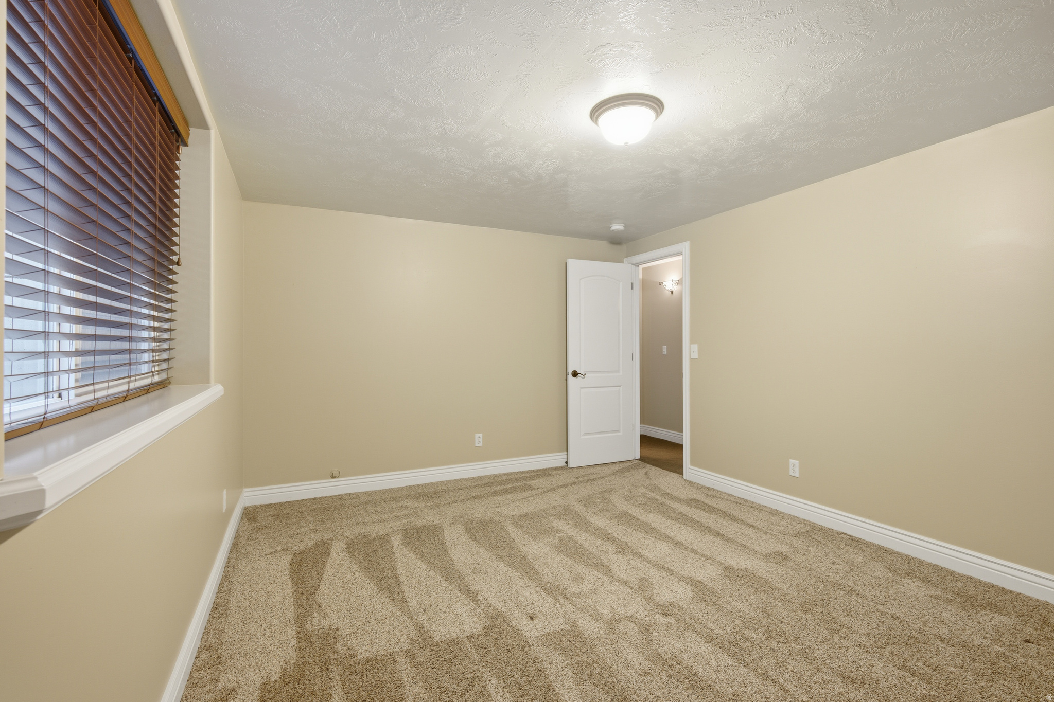 1107 N TWICKENHAM DR