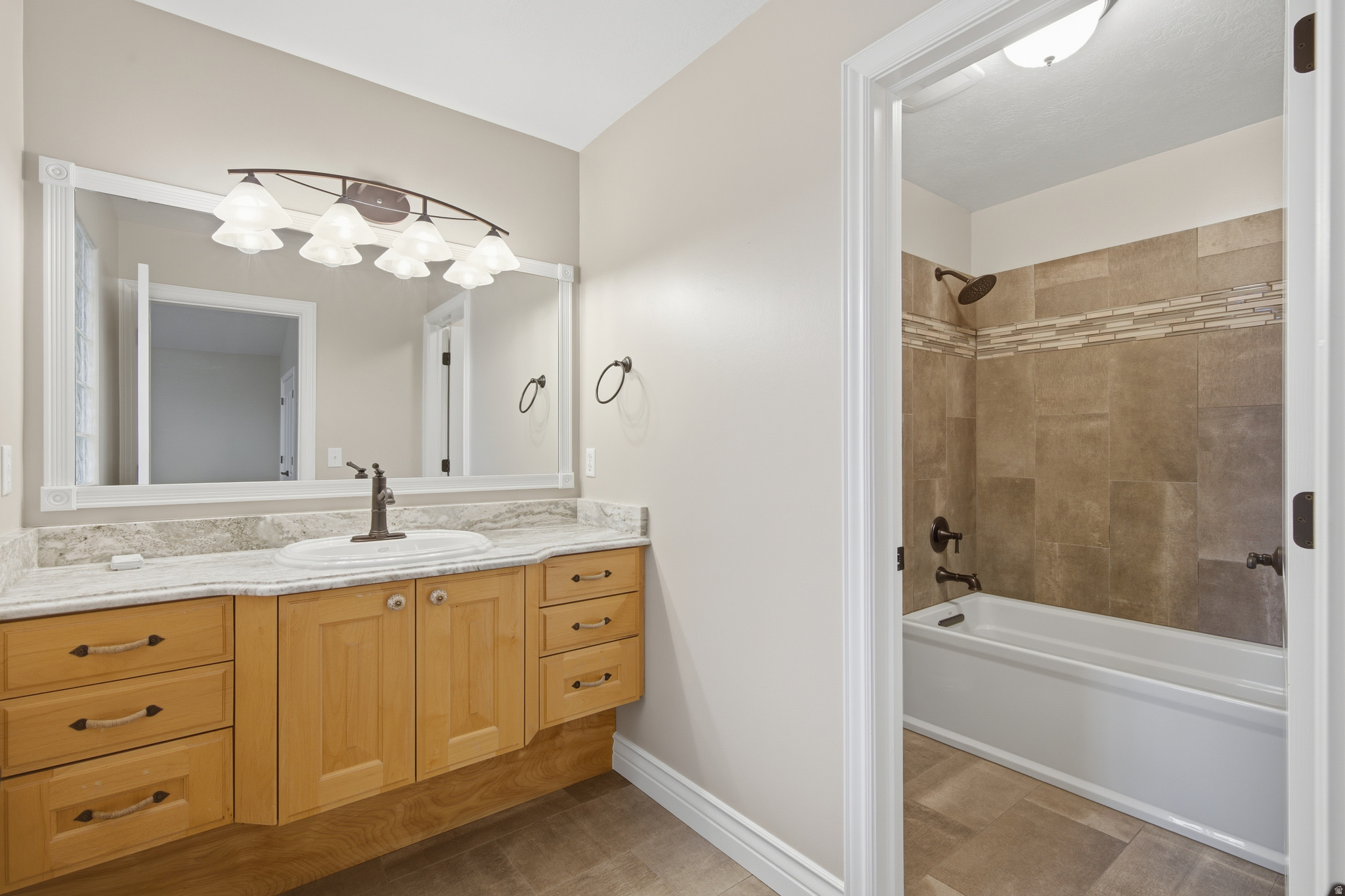 1107 N TWICKENHAM DR