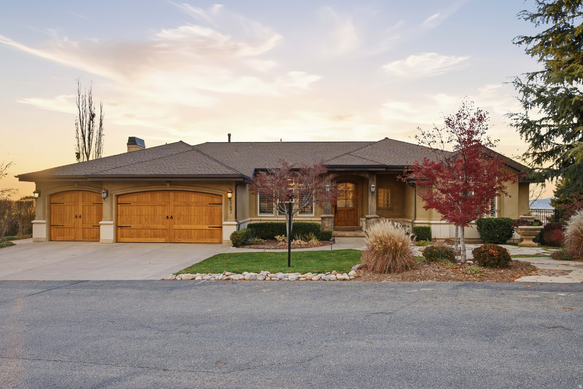 1107 N TWICKENHAM DR