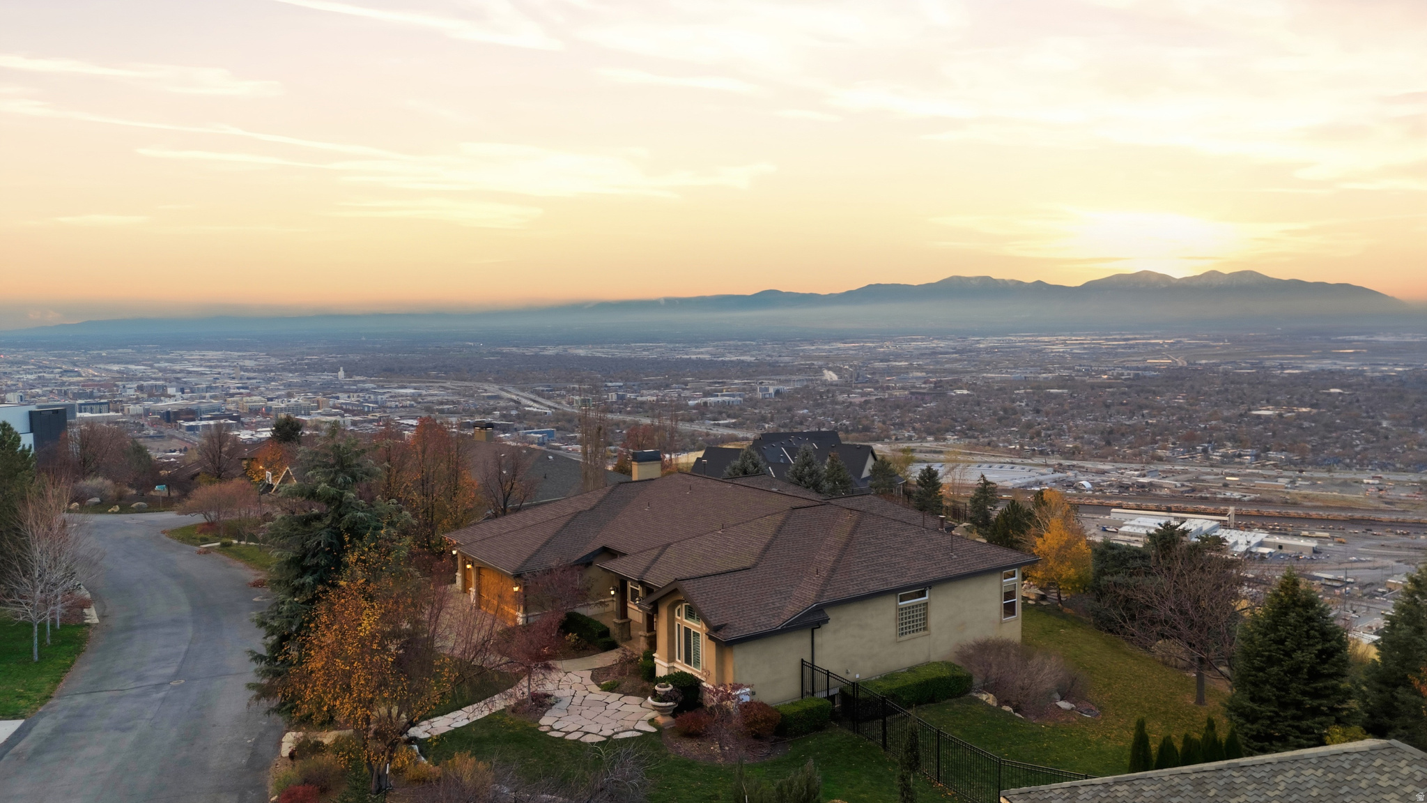 1107 N TWICKENHAM DR