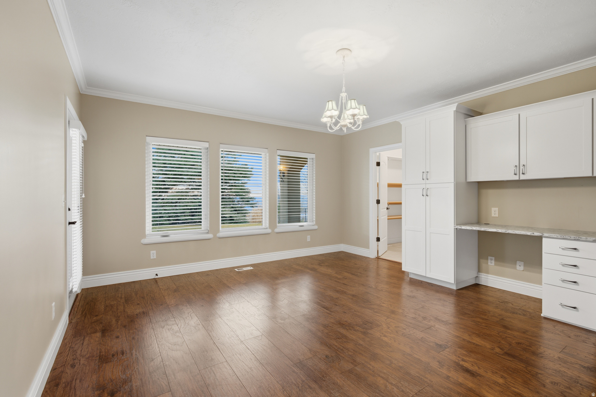 1107 N TWICKENHAM DR