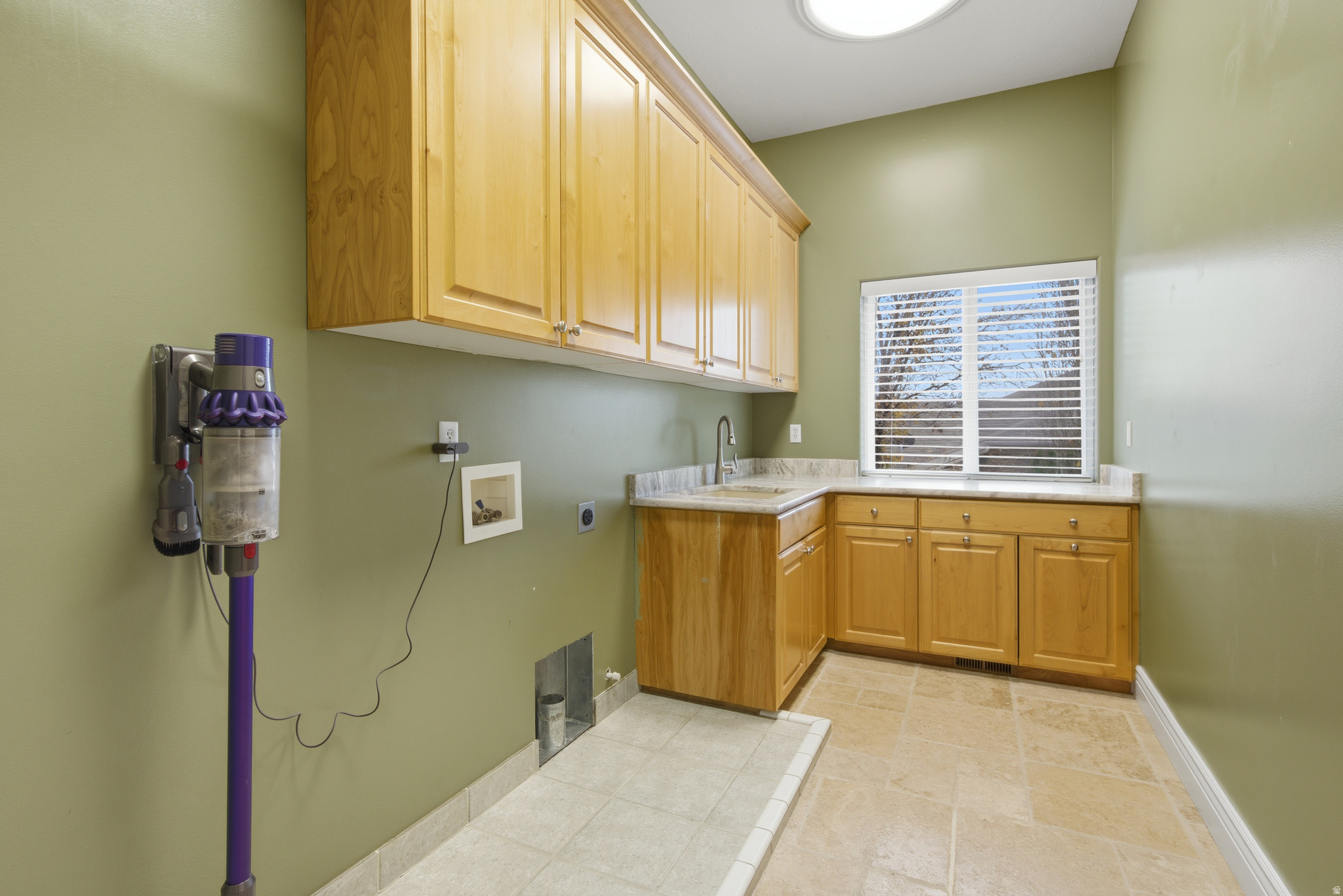 1107 N TWICKENHAM DR