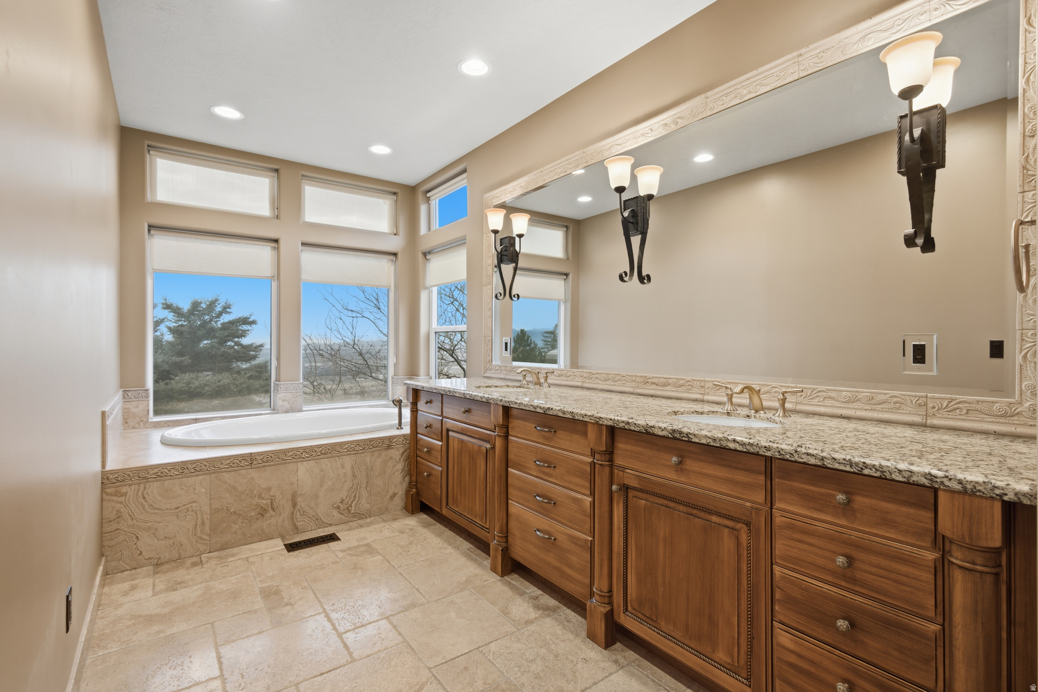 1107 N TWICKENHAM DR