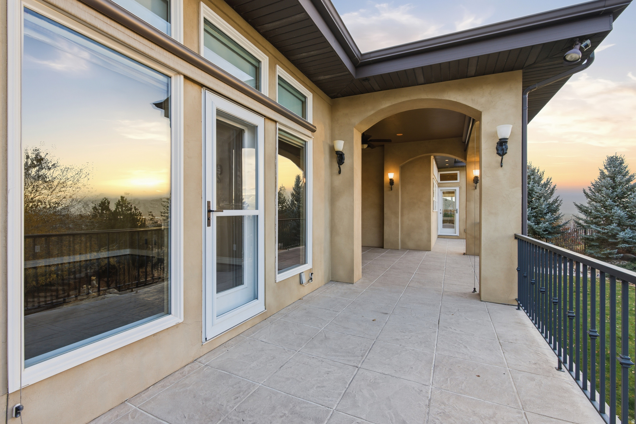 1107 N TWICKENHAM DR