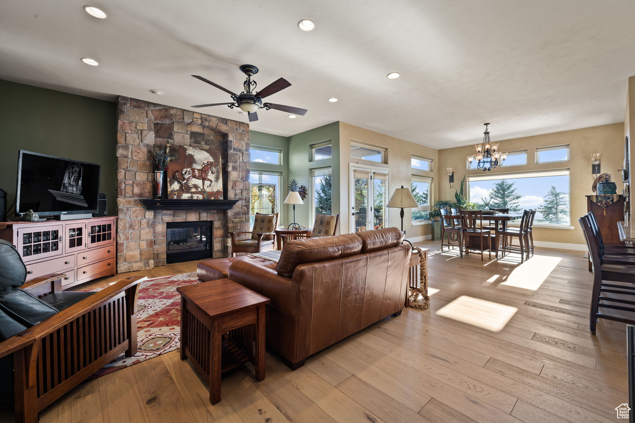 1107 N TWICKENHAM DR