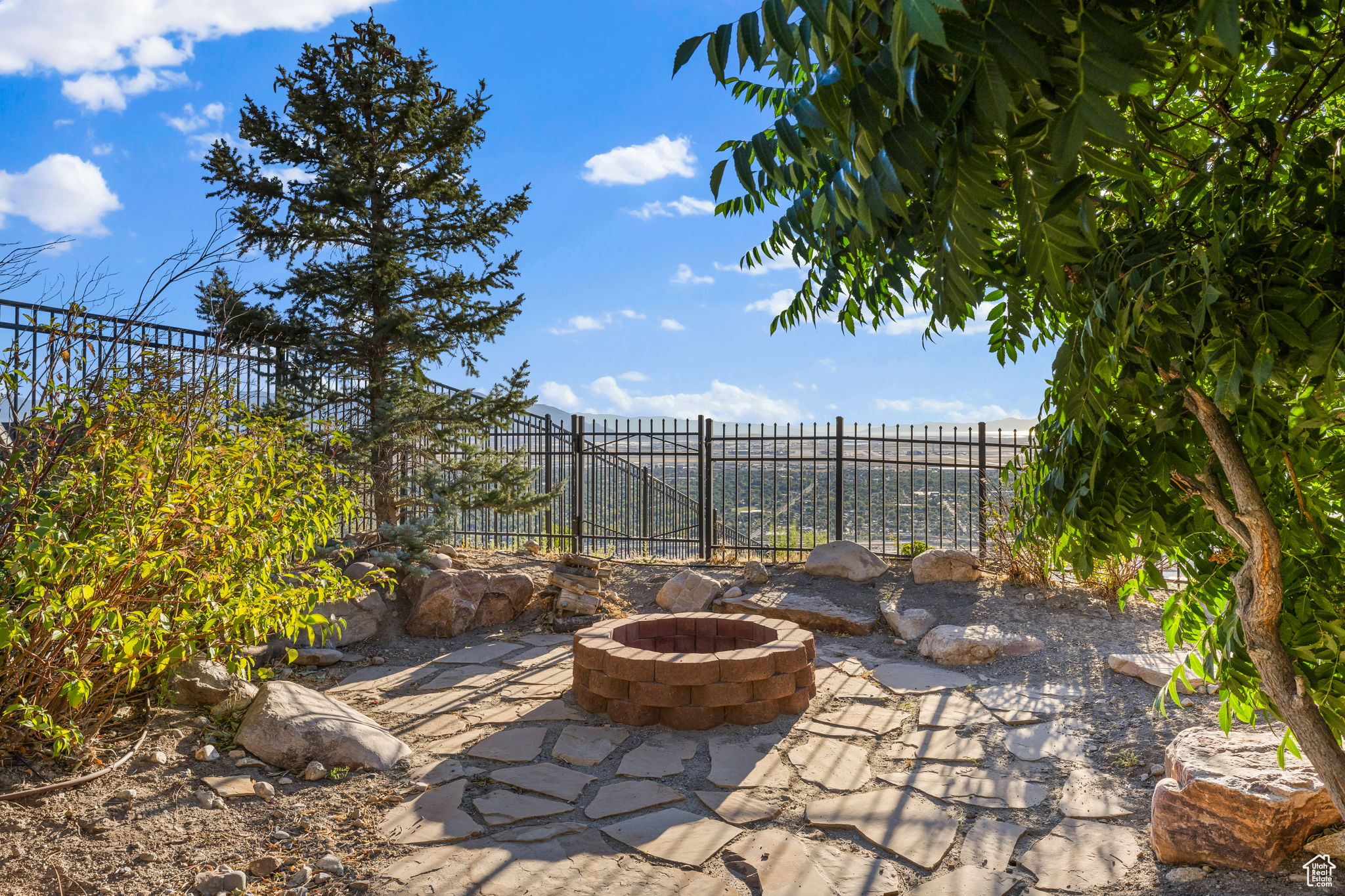 1107 N TWICKENHAM DR