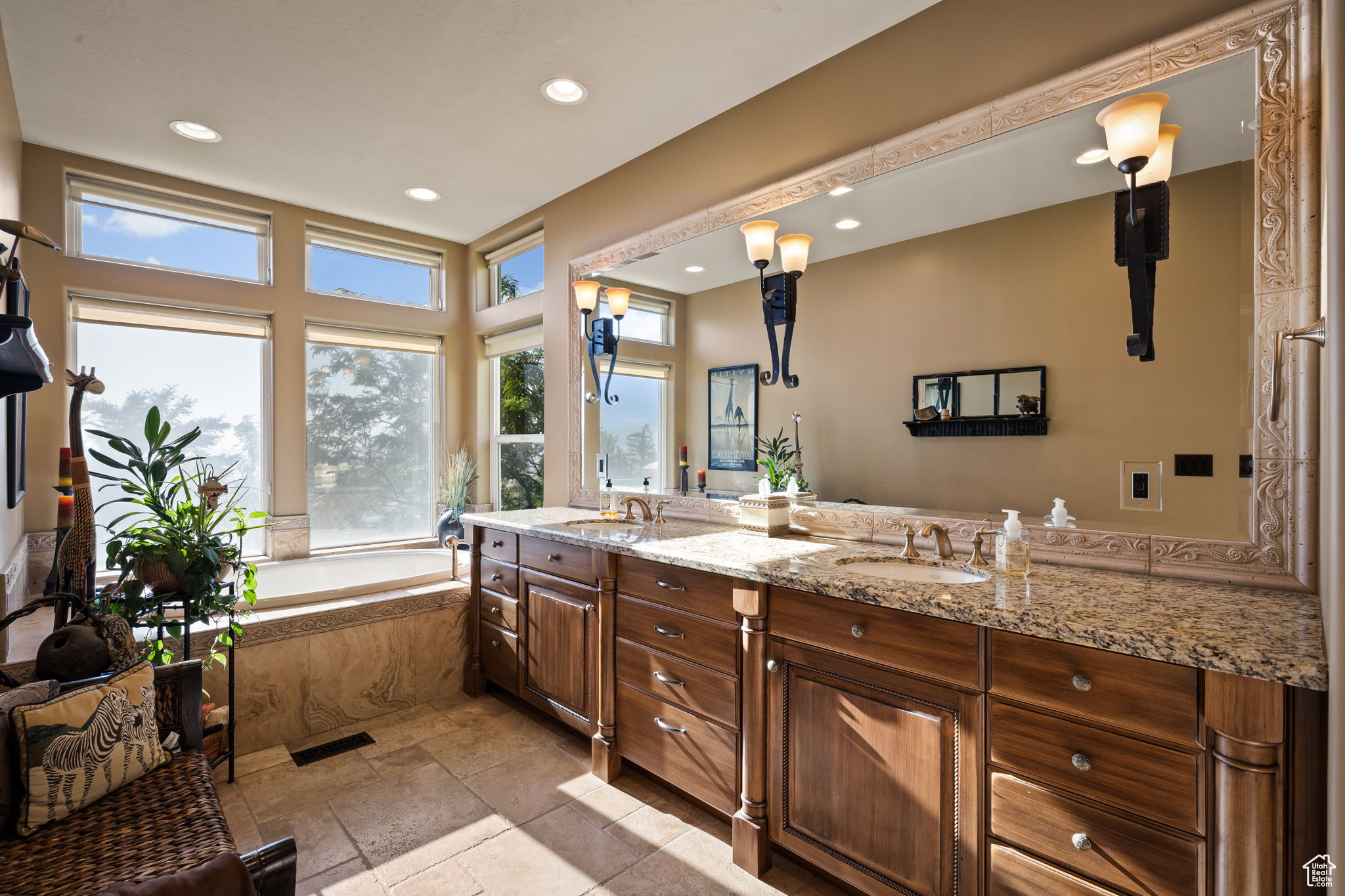 1107 N TWICKENHAM DR