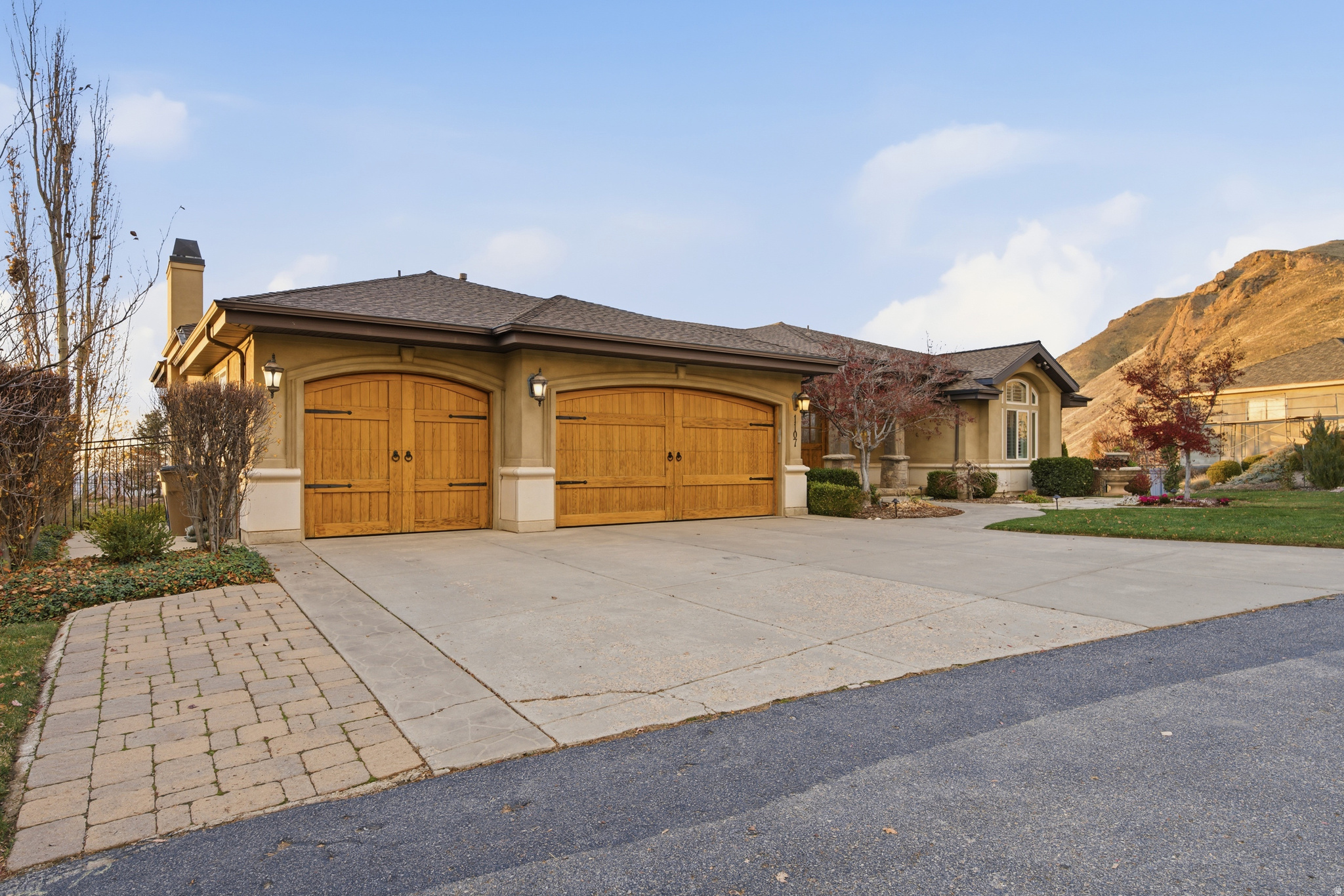 1107 N TWICKENHAM DR