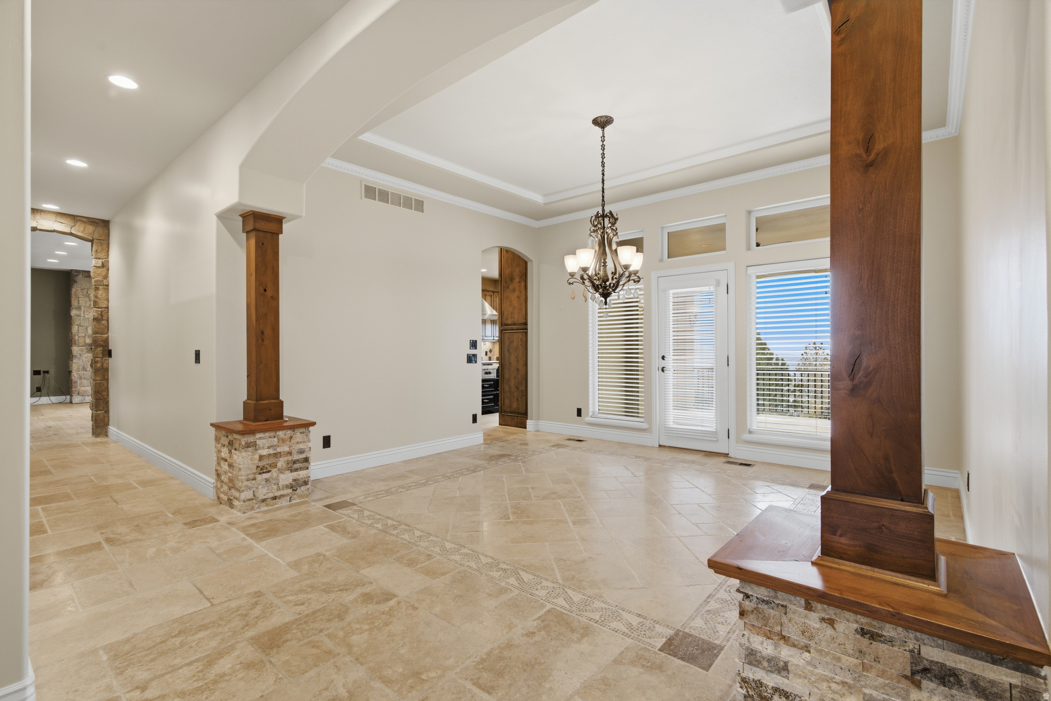 1107 N TWICKENHAM DR