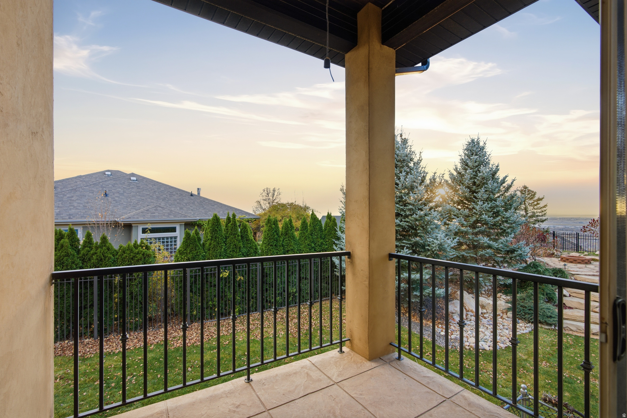 1107 N TWICKENHAM DR