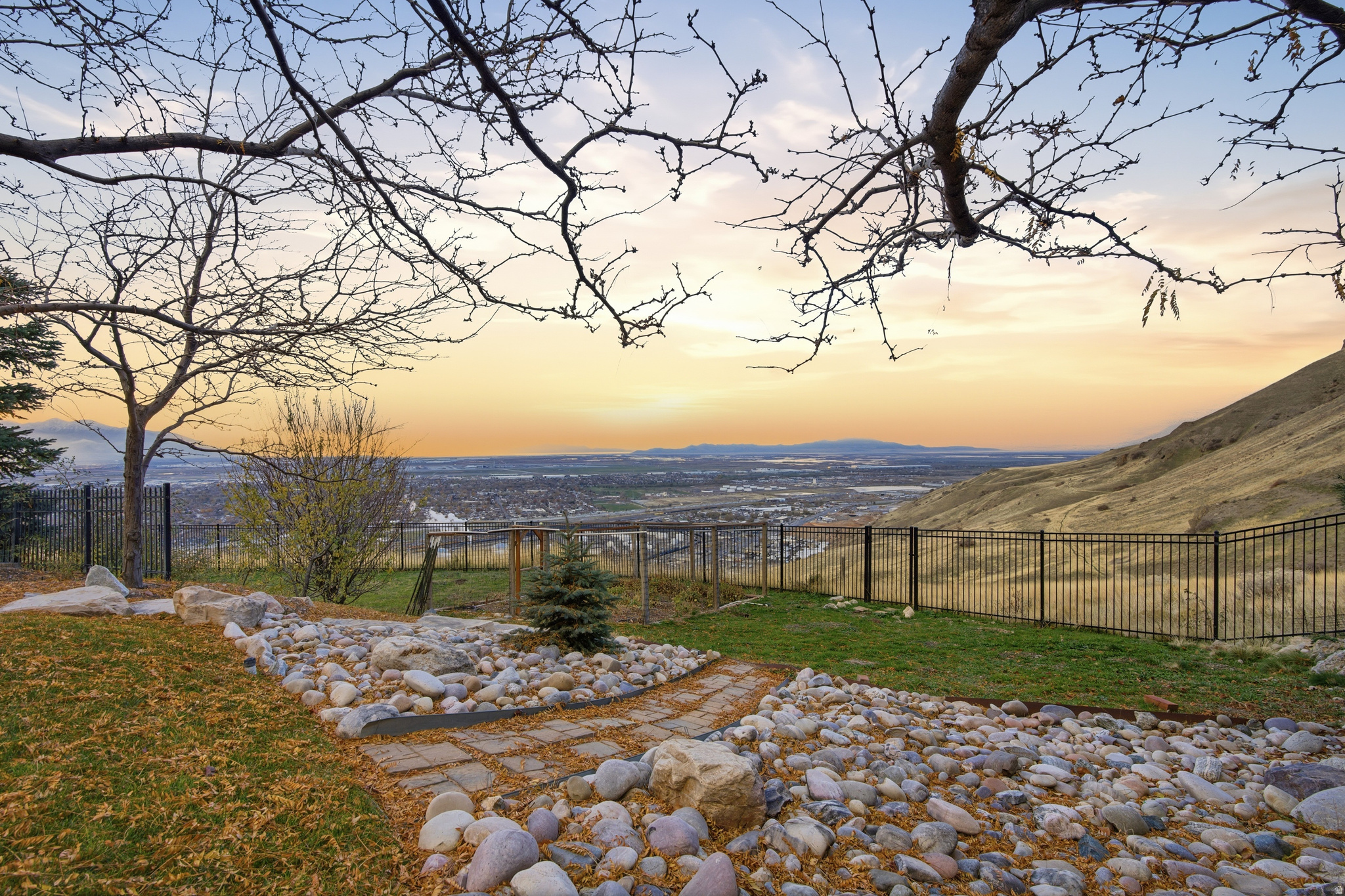 1107 N TWICKENHAM DR