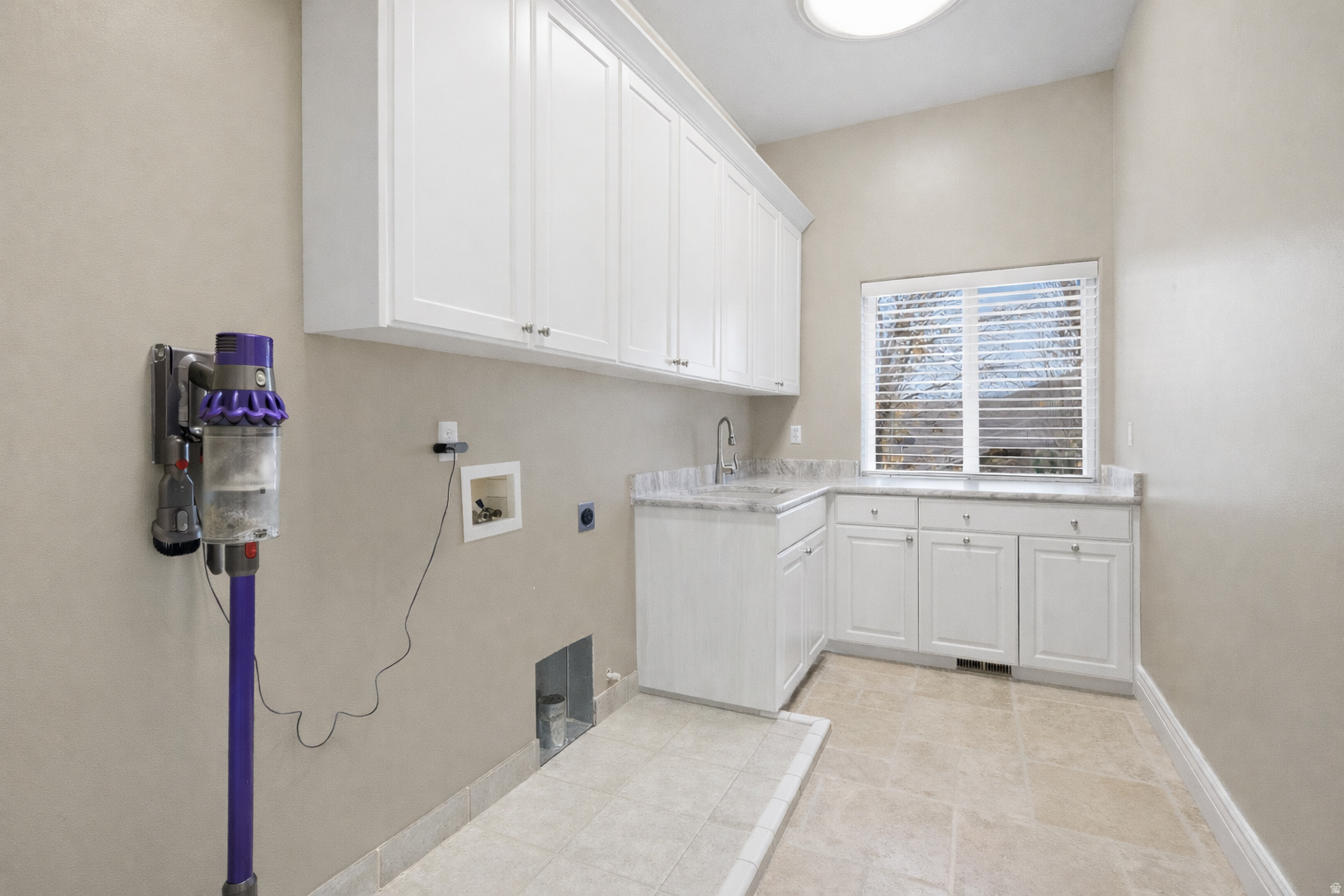 1107 N TWICKENHAM DR