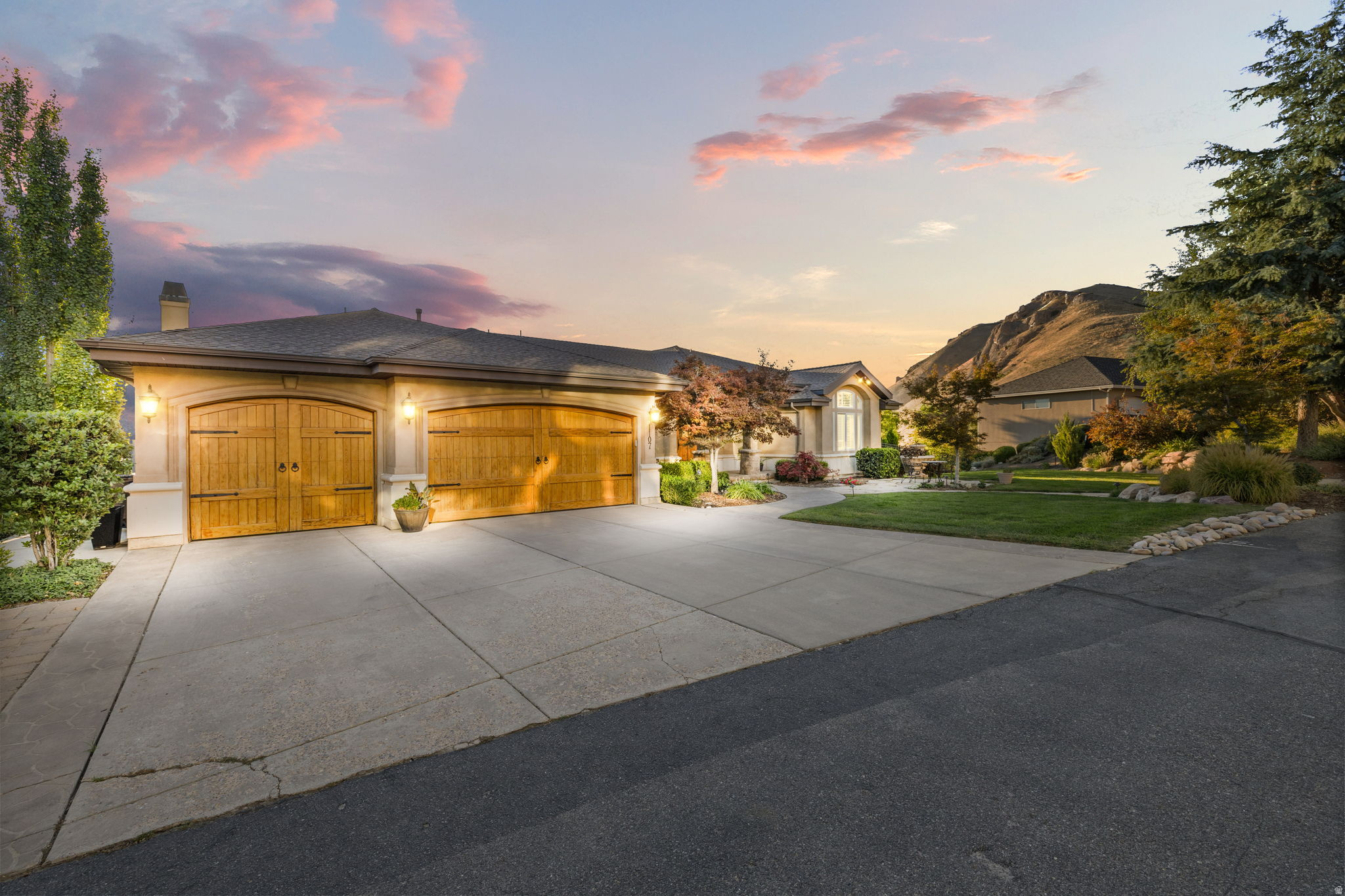 1107 N TWICKENHAM DR