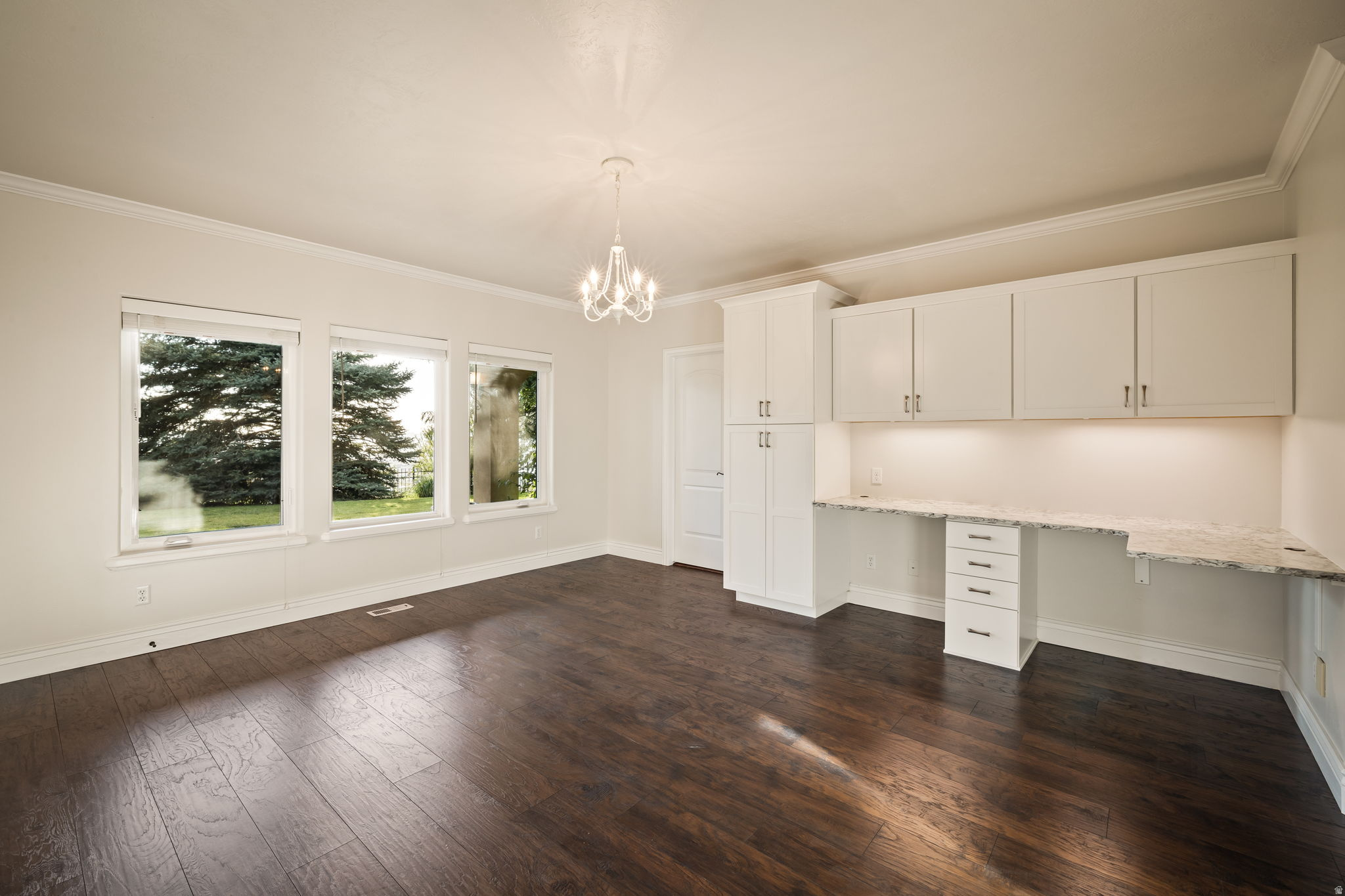 1107 N TWICKENHAM DR