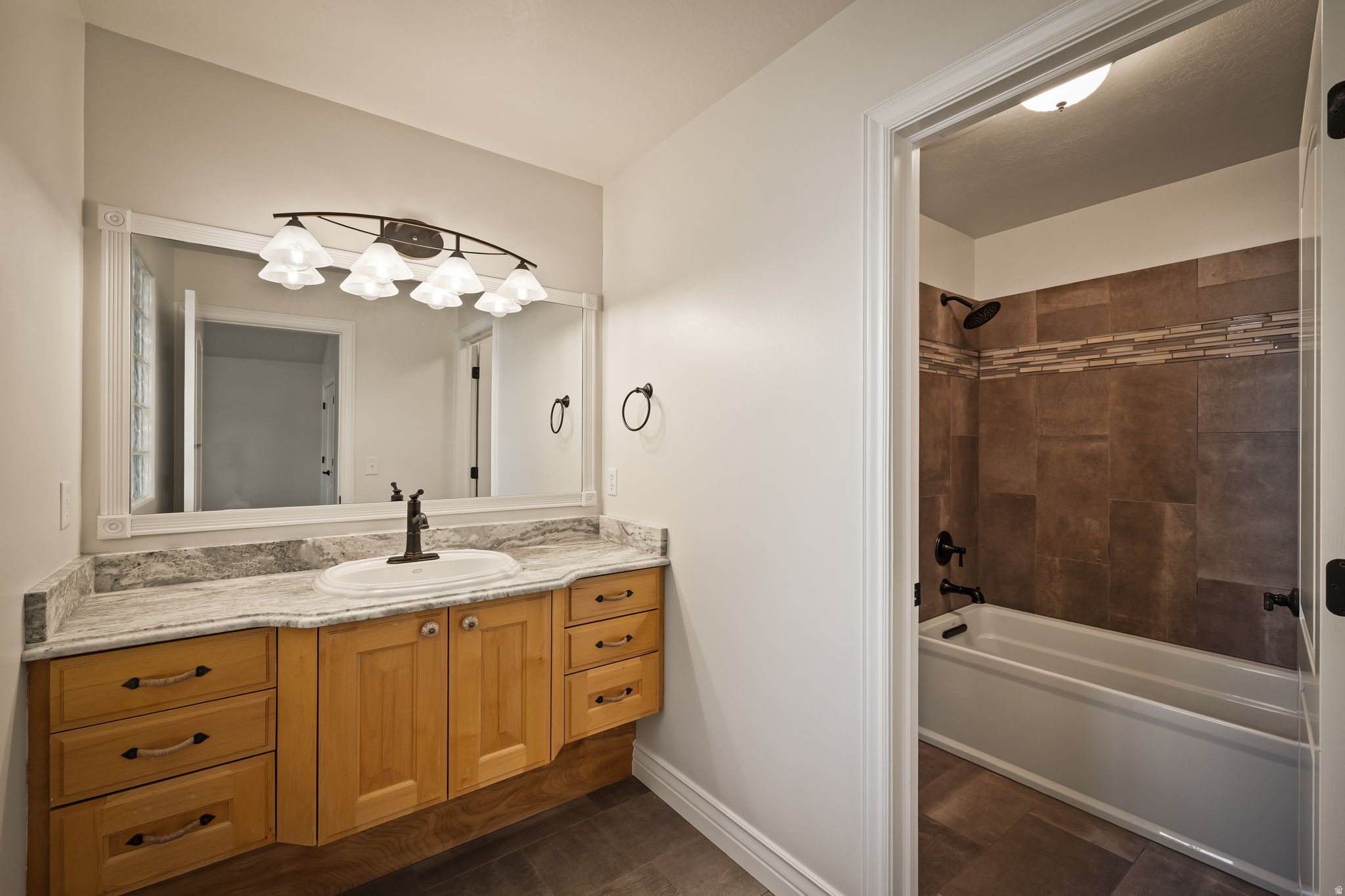 1107 N TWICKENHAM DR