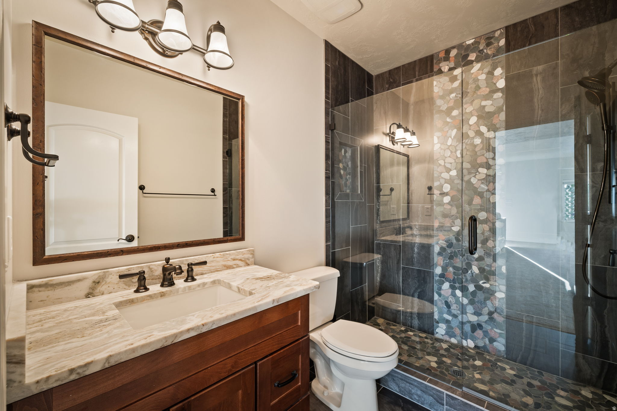 1107 N TWICKENHAM DR
