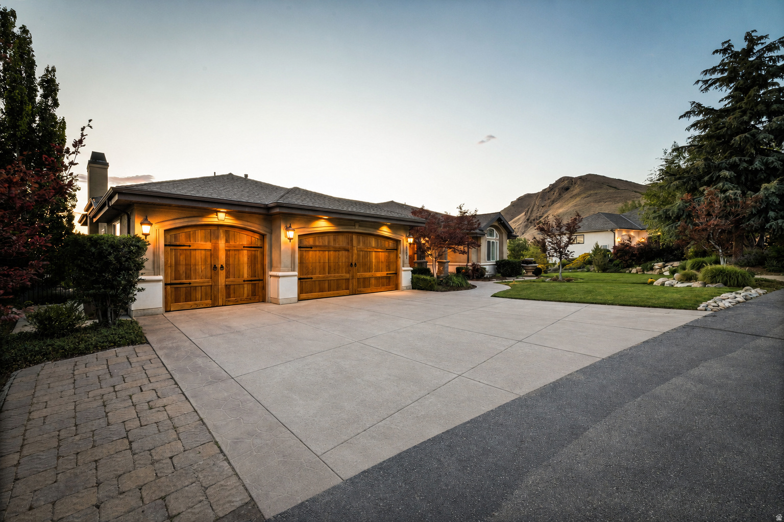 1107 N TWICKENHAM DR