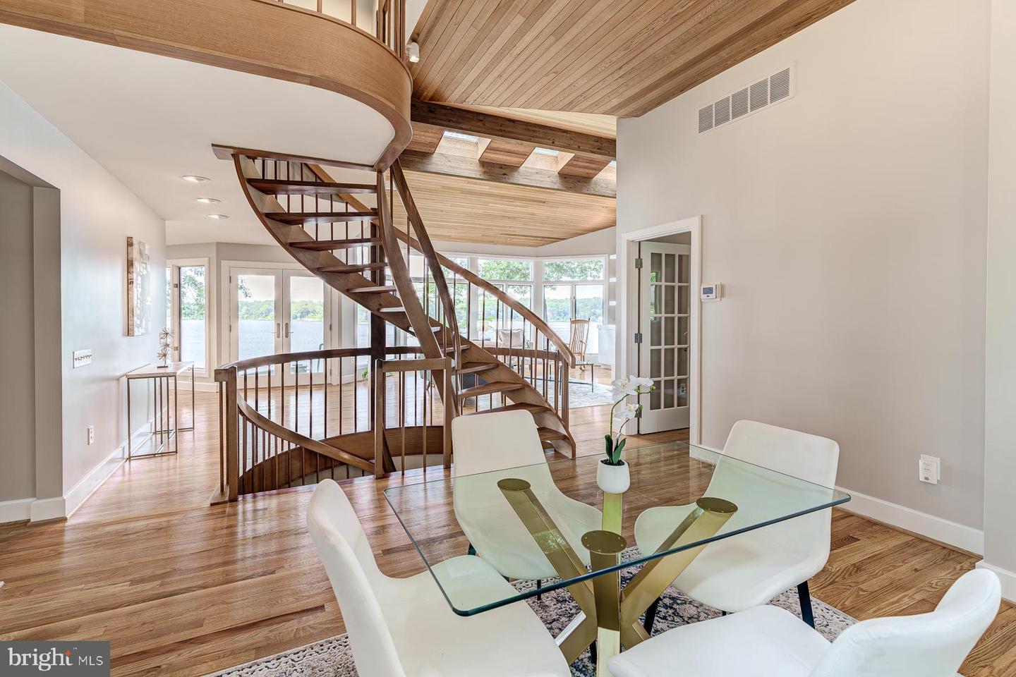 2930 Edgewater Dr