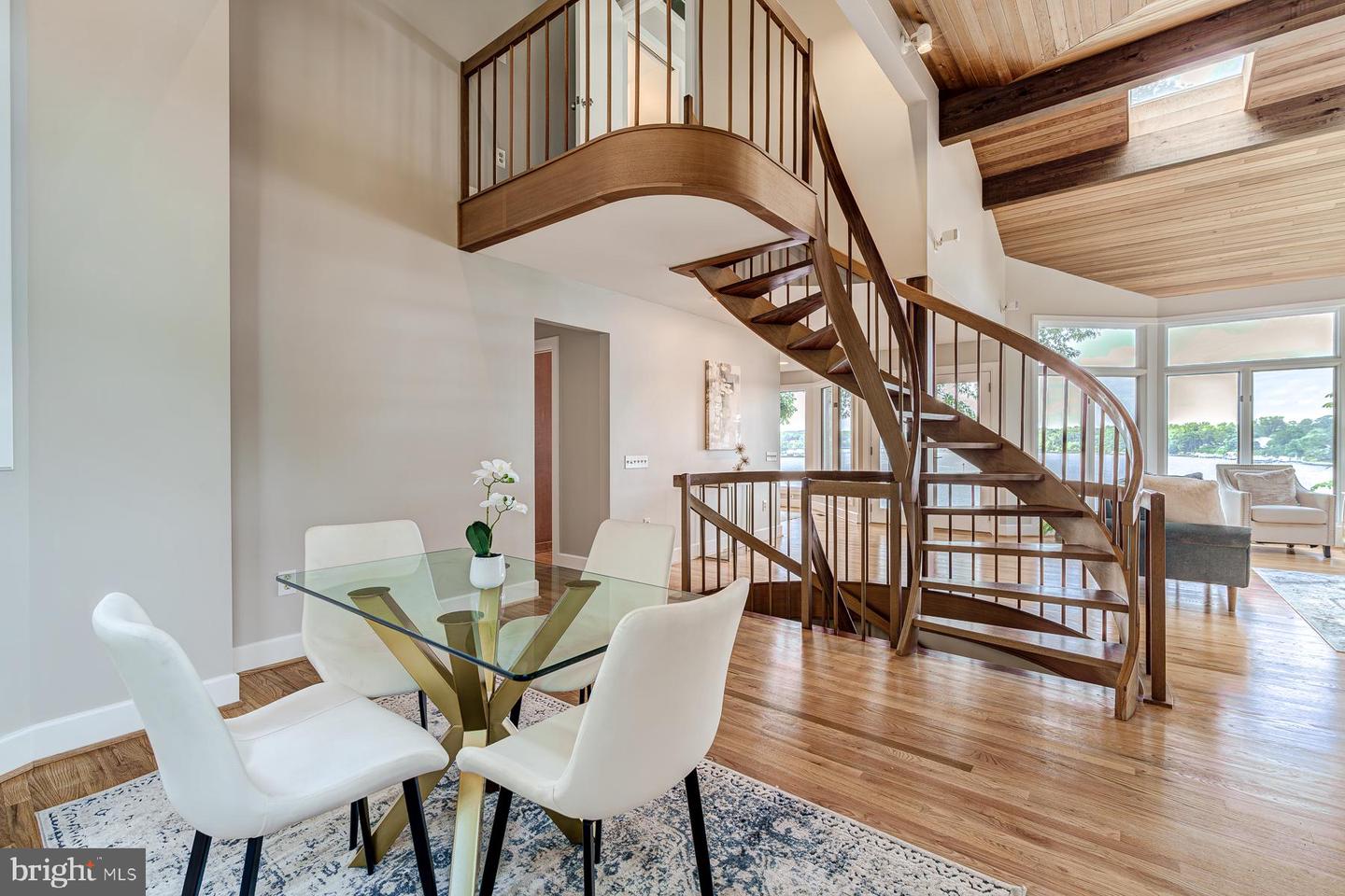2930 Edgewater Dr
