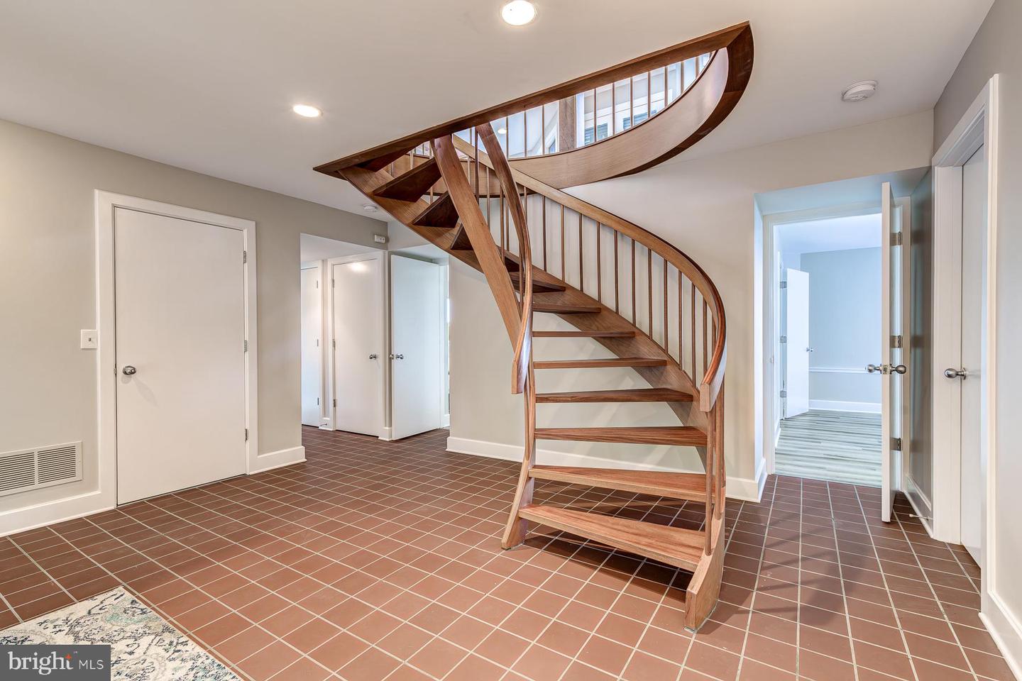 2930 Edgewater Dr