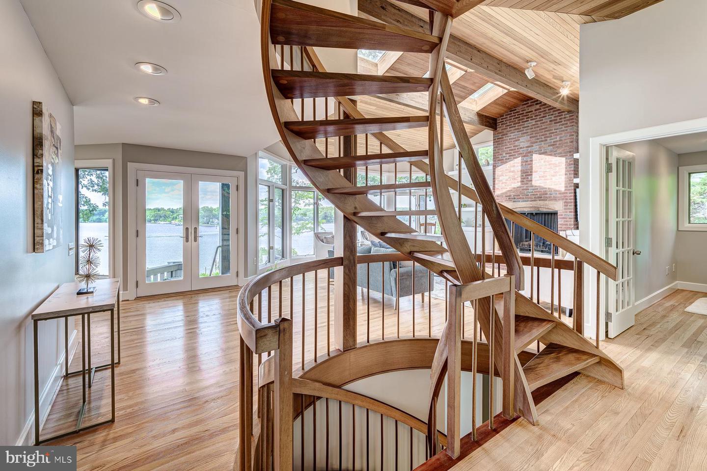 2930 Edgewater Dr