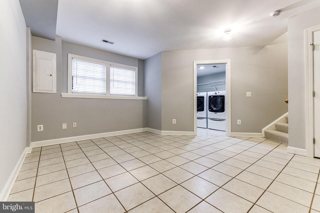 953 HARRISON CIRCLE