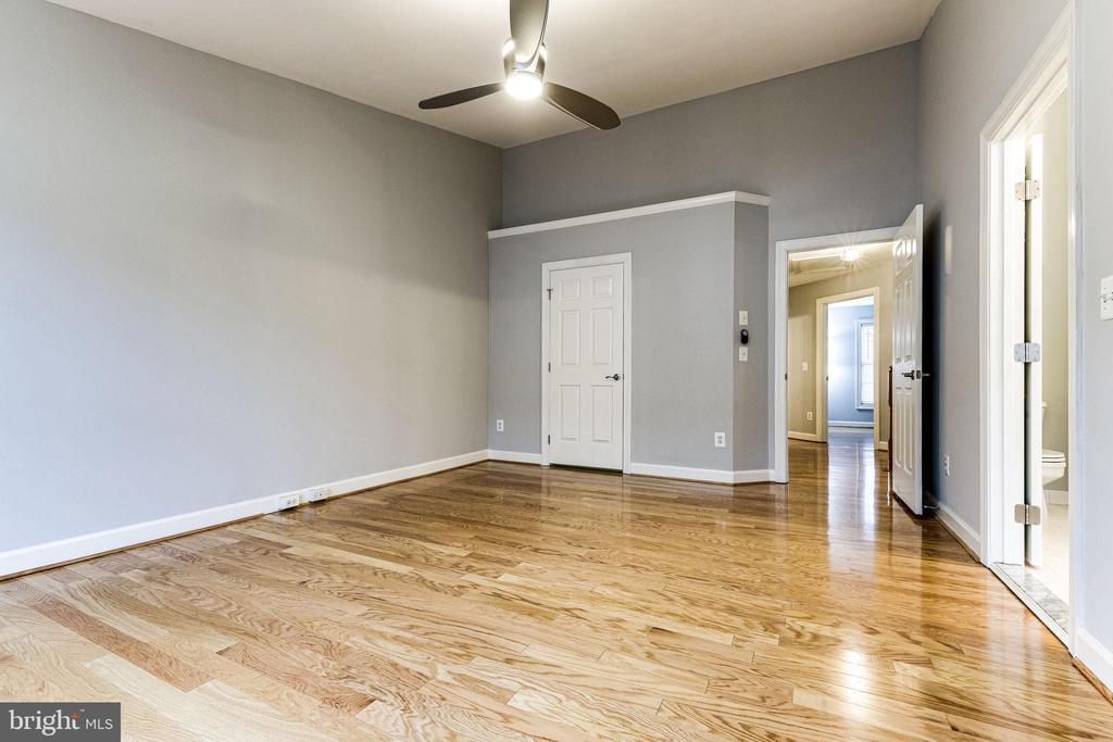 953 HARRISON CIRCLE