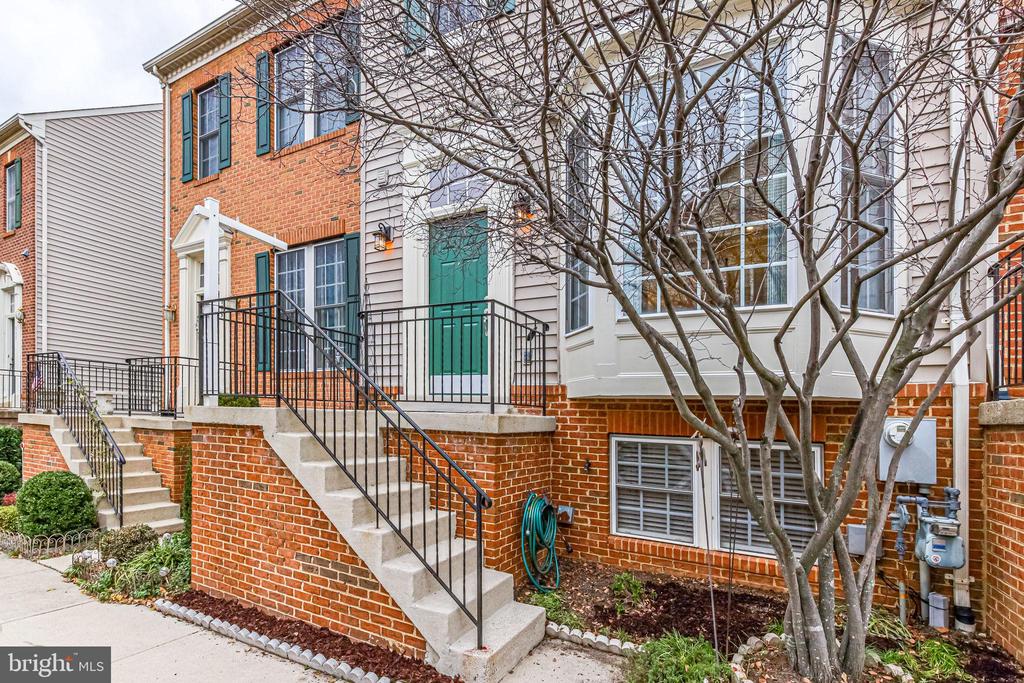 953 HARRISON CIRCLE