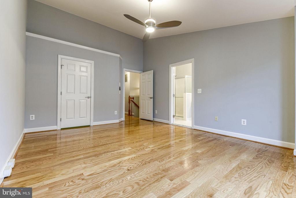 953 HARRISON CIRCLE