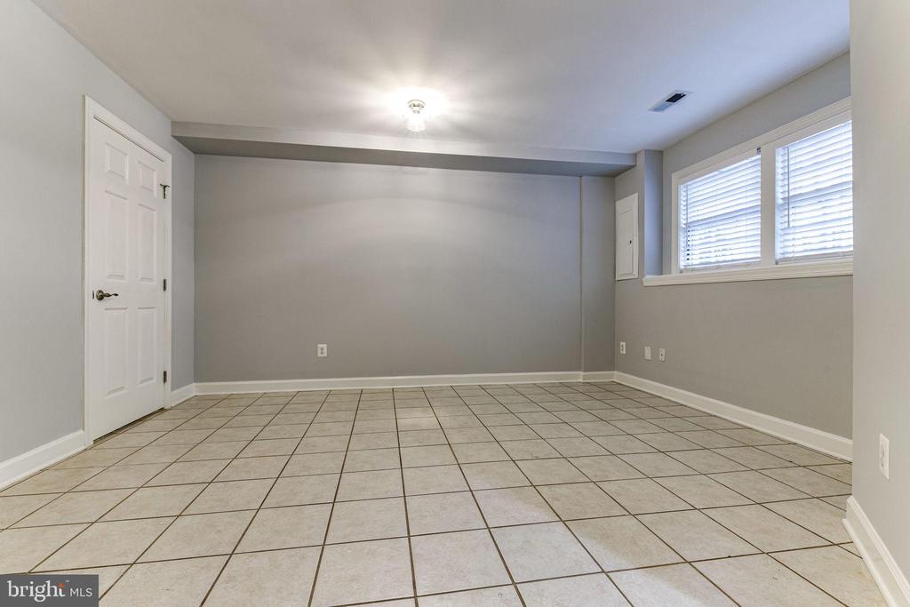 953 HARRISON CIRCLE