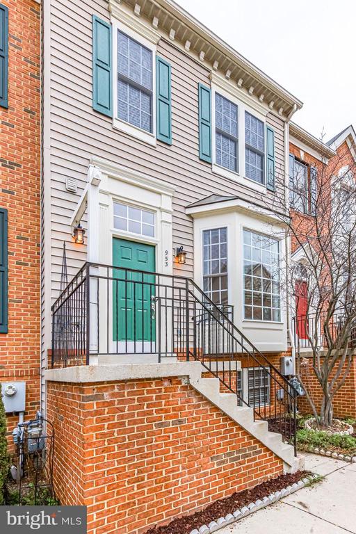 953 HARRISON CIRCLE