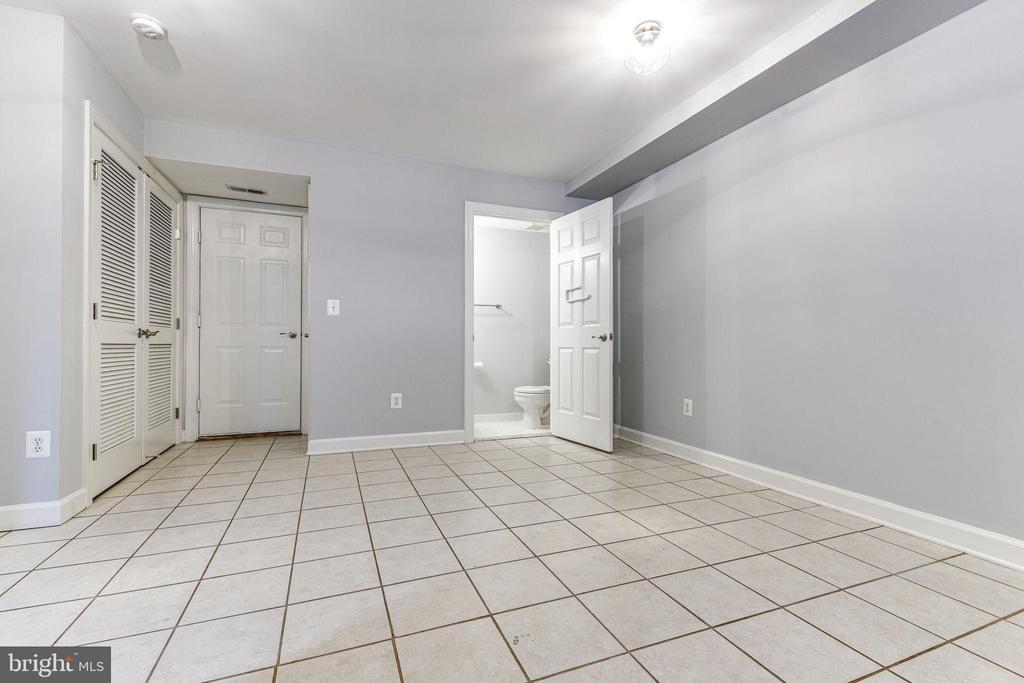 953 HARRISON CIRCLE