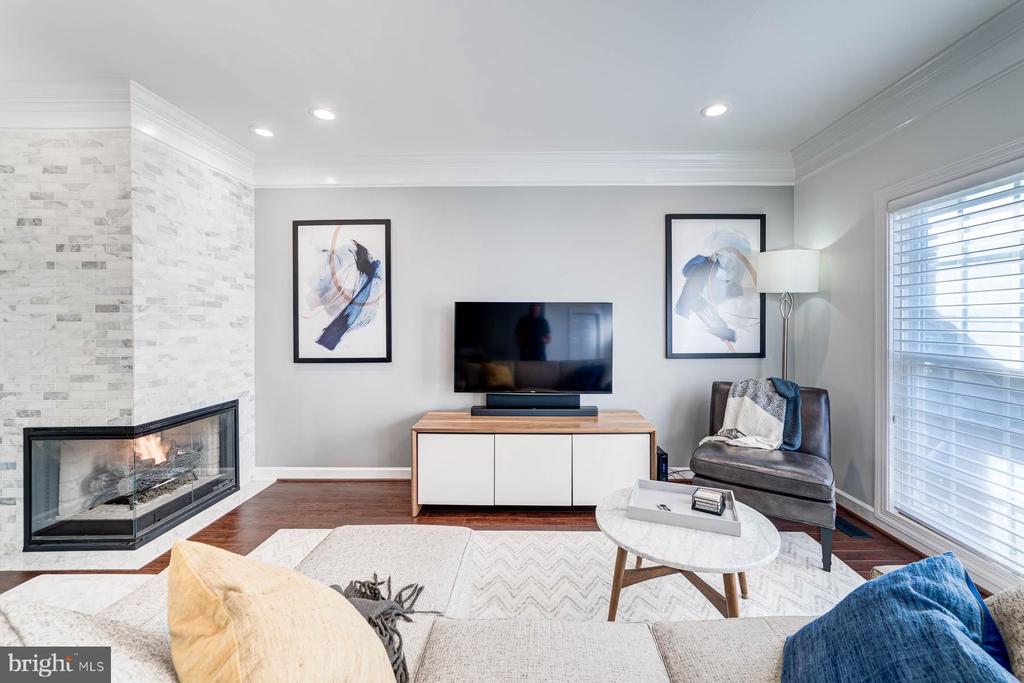 947 HARRISON CIRCLE