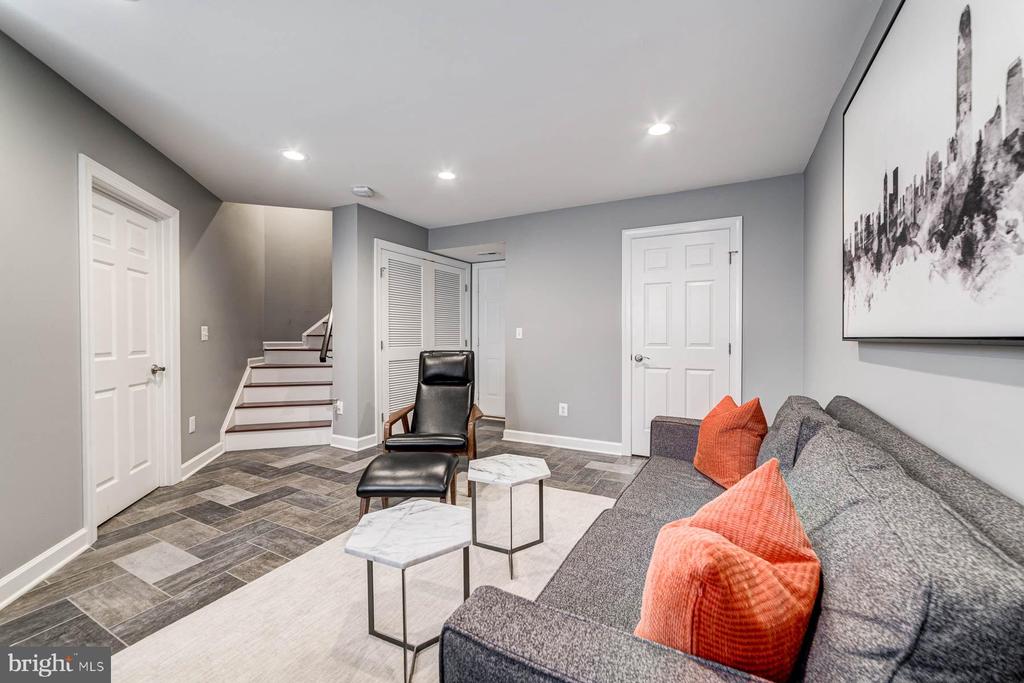 947 HARRISON CIRCLE