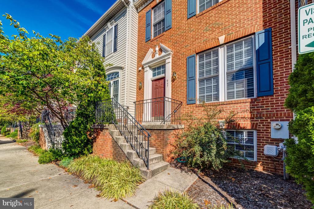 947 HARRISON CIRCLE