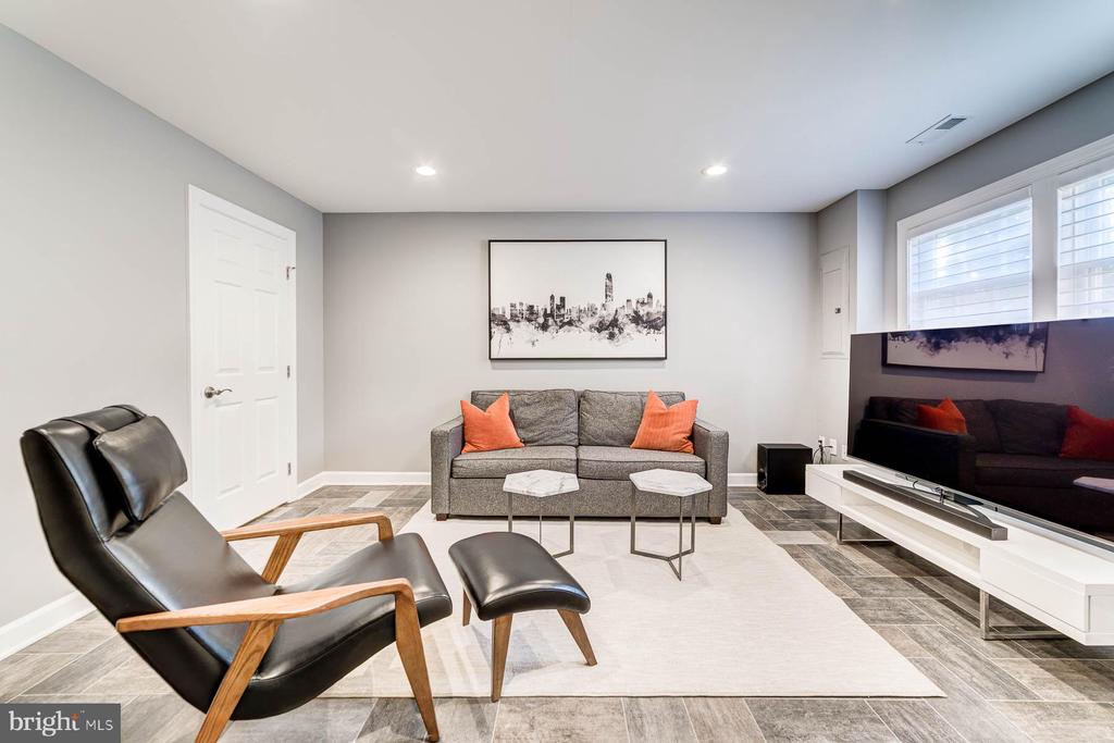947 HARRISON CIRCLE