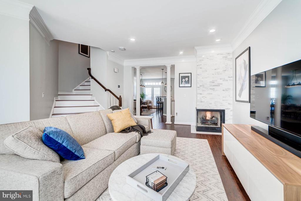 947 HARRISON CIRCLE